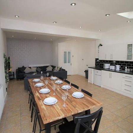 Large Modern House By Property Promise Cardiff Exteriör bild