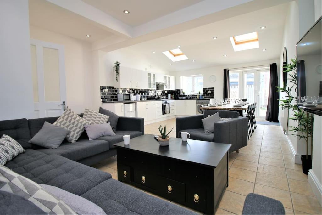 Large Modern House By Property Promise Cardiff Exteriör bild