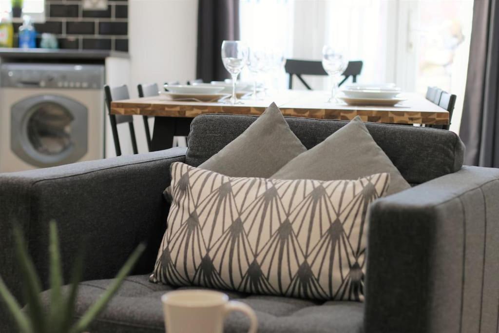 Large Modern House By Property Promise Cardiff Exteriör bild