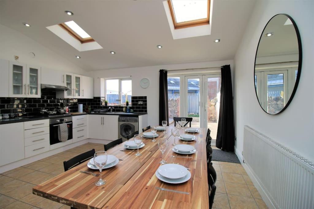 Large Modern House By Property Promise Cardiff Exteriör bild