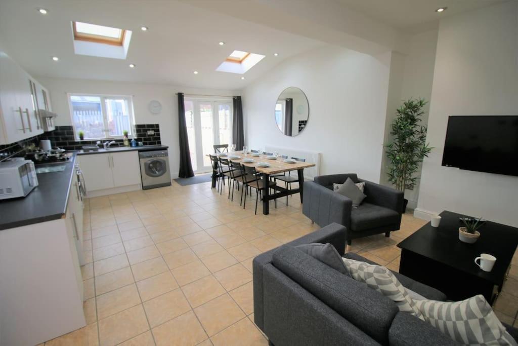 Large Modern House By Property Promise Cardiff Exteriör bild