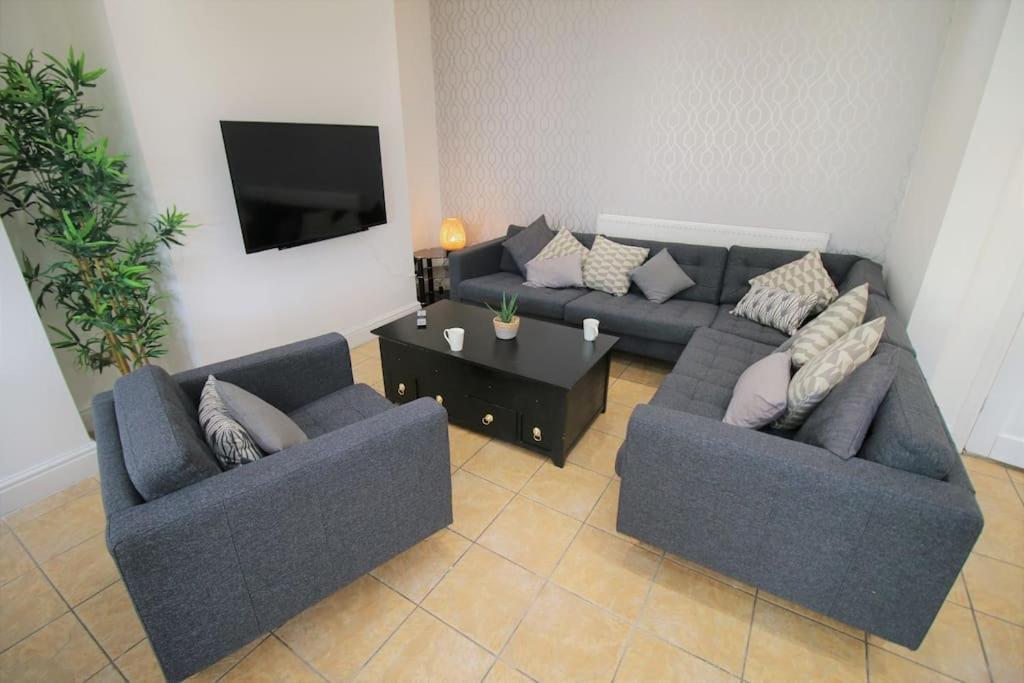 Large Modern House By Property Promise Cardiff Exteriör bild