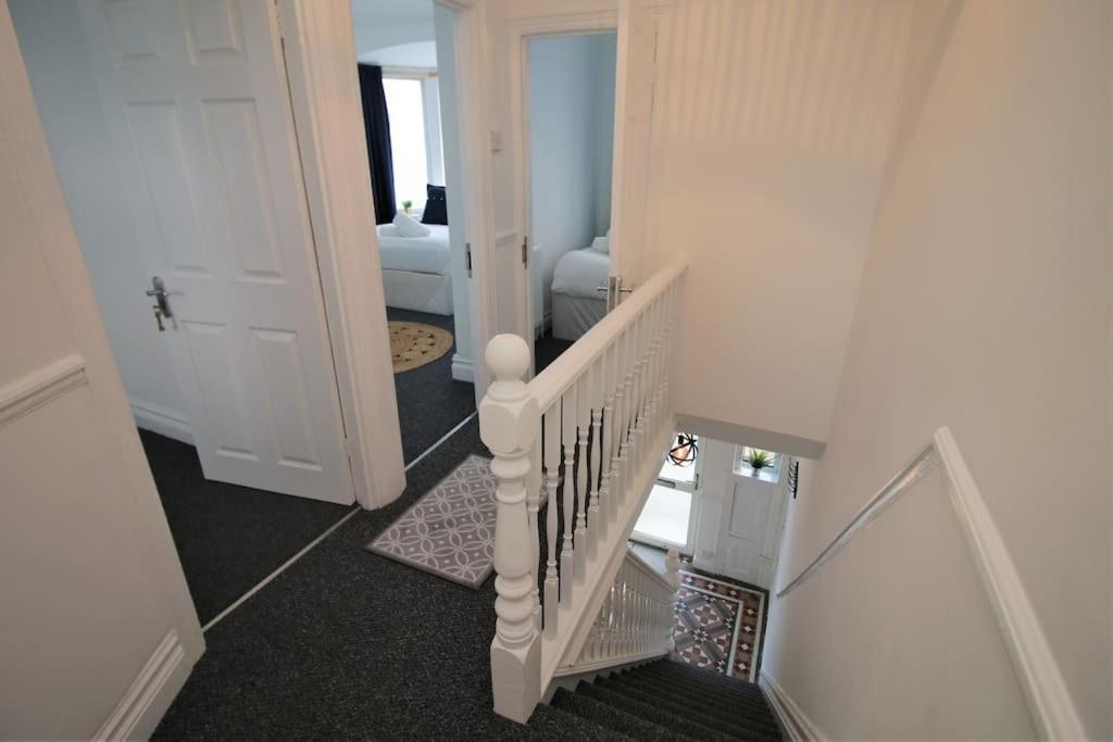 Large Modern House By Property Promise Cardiff Exteriör bild