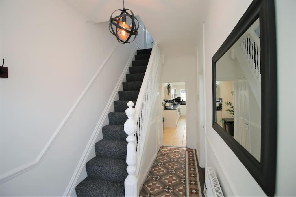Large Modern House By Property Promise Cardiff Exteriör bild