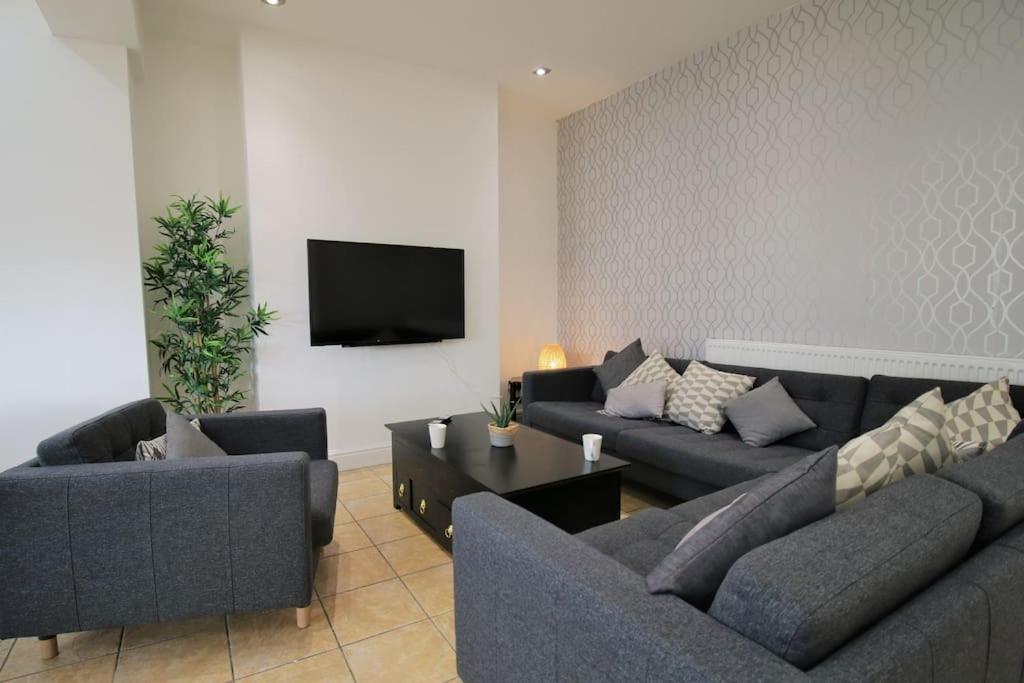 Large Modern House By Property Promise Cardiff Exteriör bild