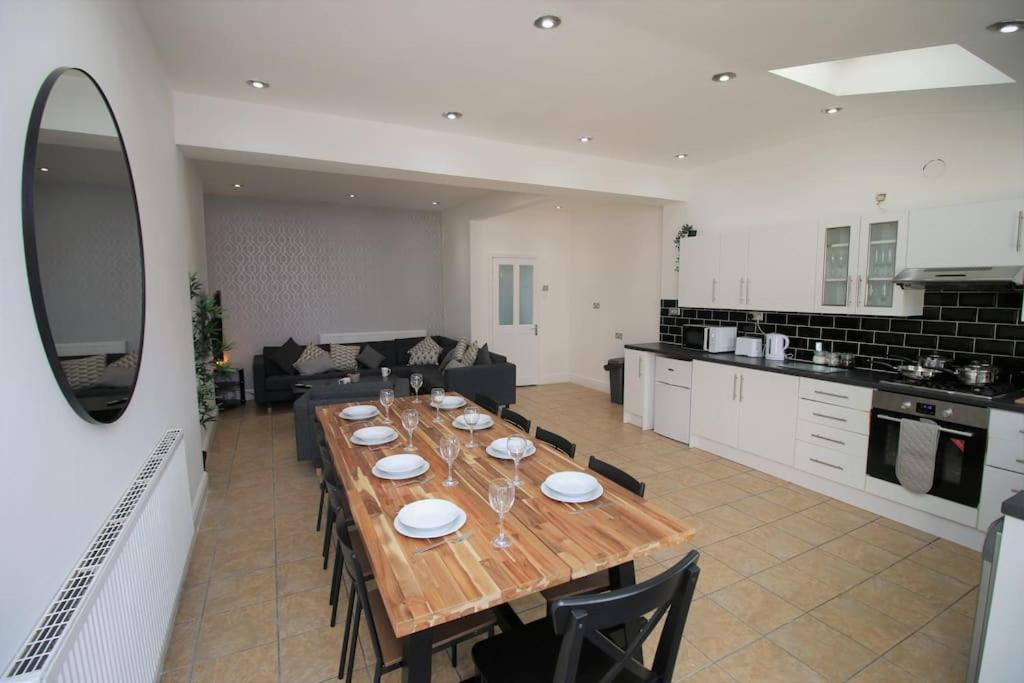Large Modern House By Property Promise Cardiff Exteriör bild