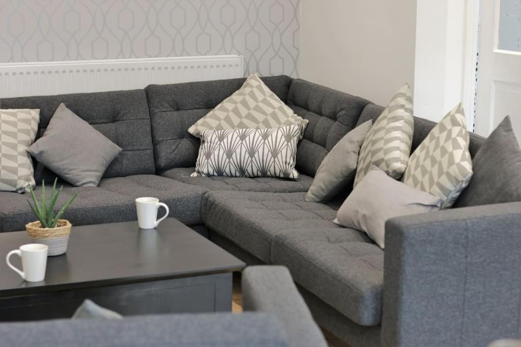 Large Modern House By Property Promise Cardiff Exteriör bild