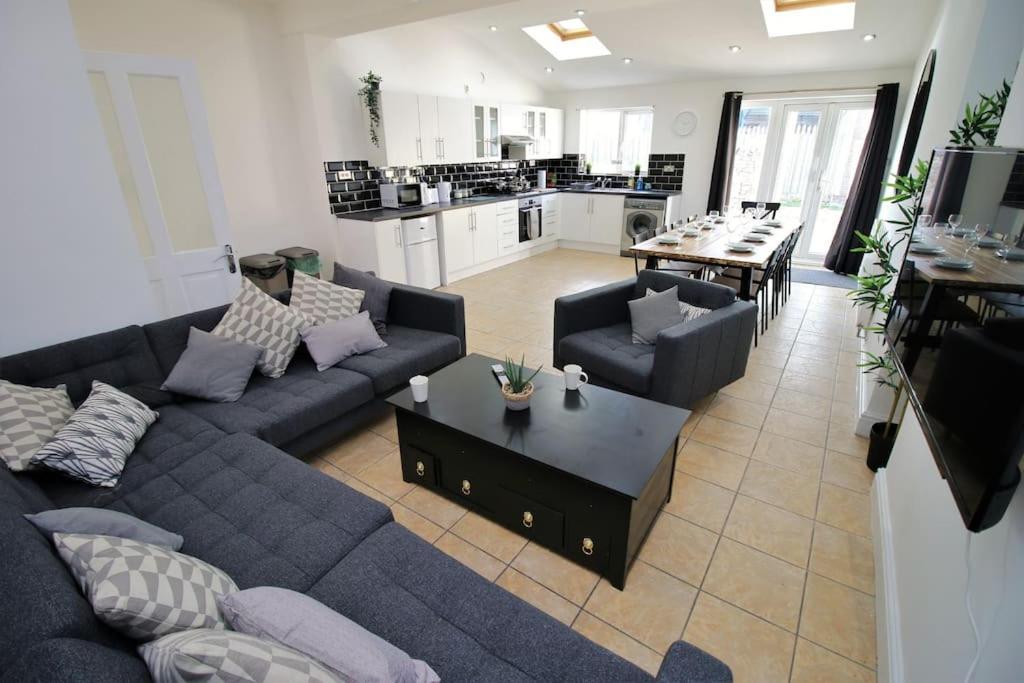 Large Modern House By Property Promise Cardiff Exteriör bild